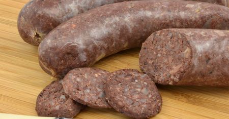 Wygląda jak kaszanka, ale niech nie zwiodą cię pozory. Łódzka kiszka to hit na grilla