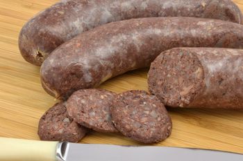 Wygląda jak kaszanka, ale niech nie zwiodą cię pozory. Łódzka kiszka to hit na grilla