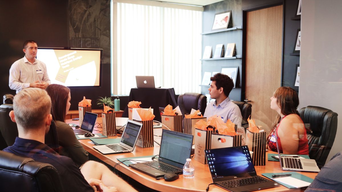 Za czas przebywania przez pracownika na urlopie szkoleniowym przysługuje prawo do wynagrodzenia, jeśli podnoszenie kwalifikacji kończy się jednym z egzaminów, jakie zostały wymienione w art. 103 (2) Kodeksu pracy. 