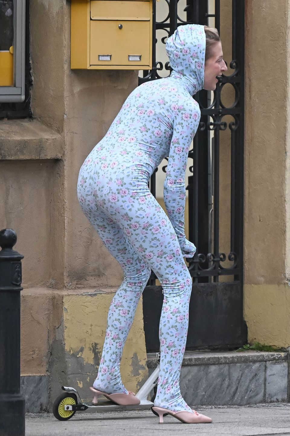 Lara Gessler pozuje w kosmicznym stroju