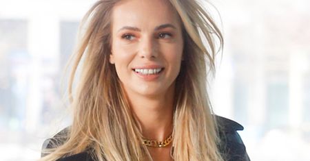 Izabela Janachowska została przyłapana w stylizacji ociekającej luksusem. Tylko za samą torebkę zapłaciła 20 tys. zł