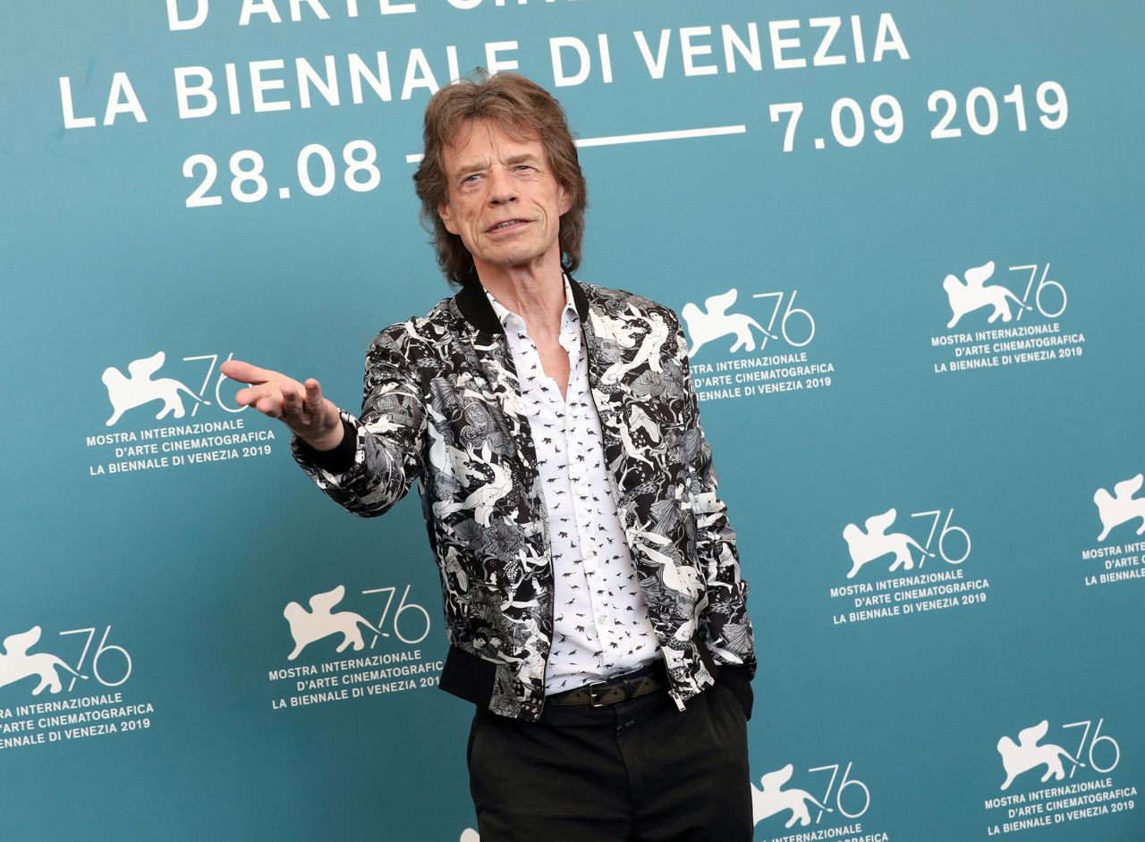 Mick Jagger pomógł koleżance na czerwonym dywanie w Wenecji. Miała problem z sukienką