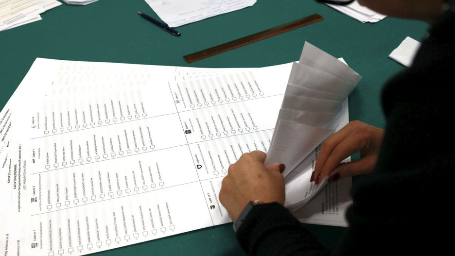 Wybory parlamentarne 2023 - otwarcie urn wyborczych
Fot. Karol Porwich/East News, Czestochowa, 15.10.2023. Wybory parlamentarne i glosowanie w referendum 2023.  Otwarcie urny z glosami w komisji obwodowej w Czestochowie. N/z liczenie glosow.
Karol Porwich