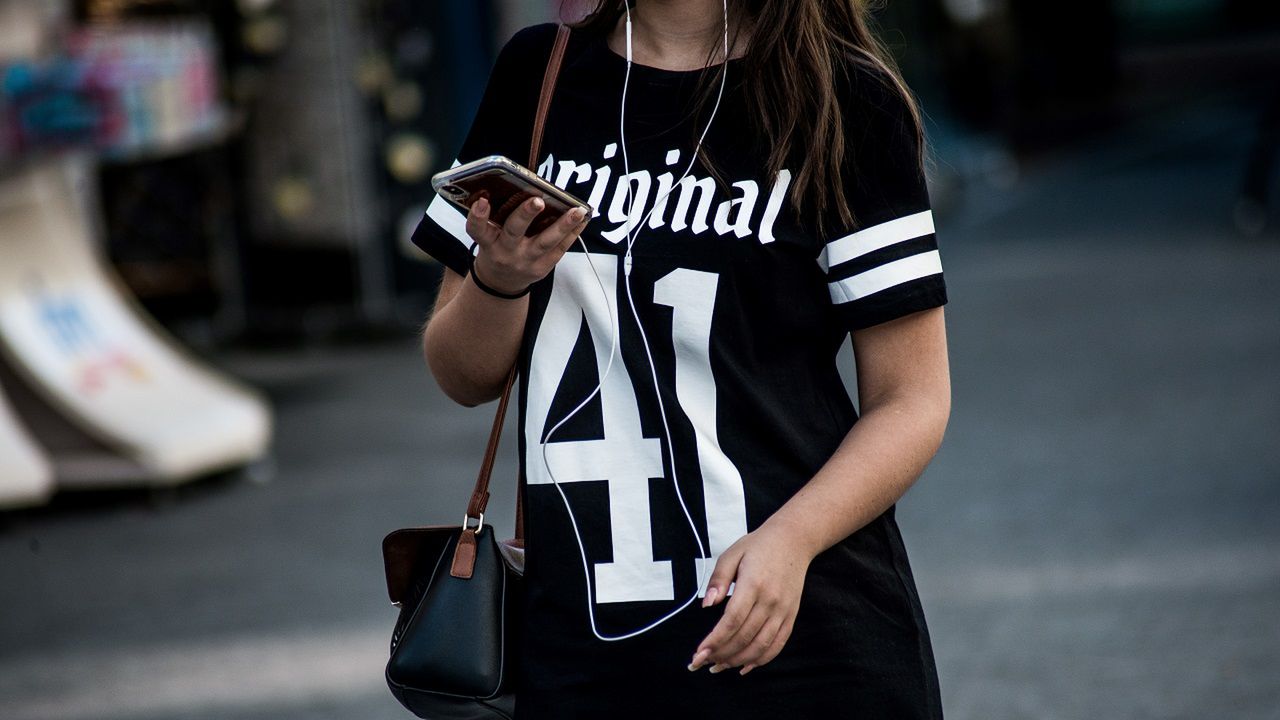 Spacer z oczami w telefonie wykroczeniem. Japonia testuje nową legislację