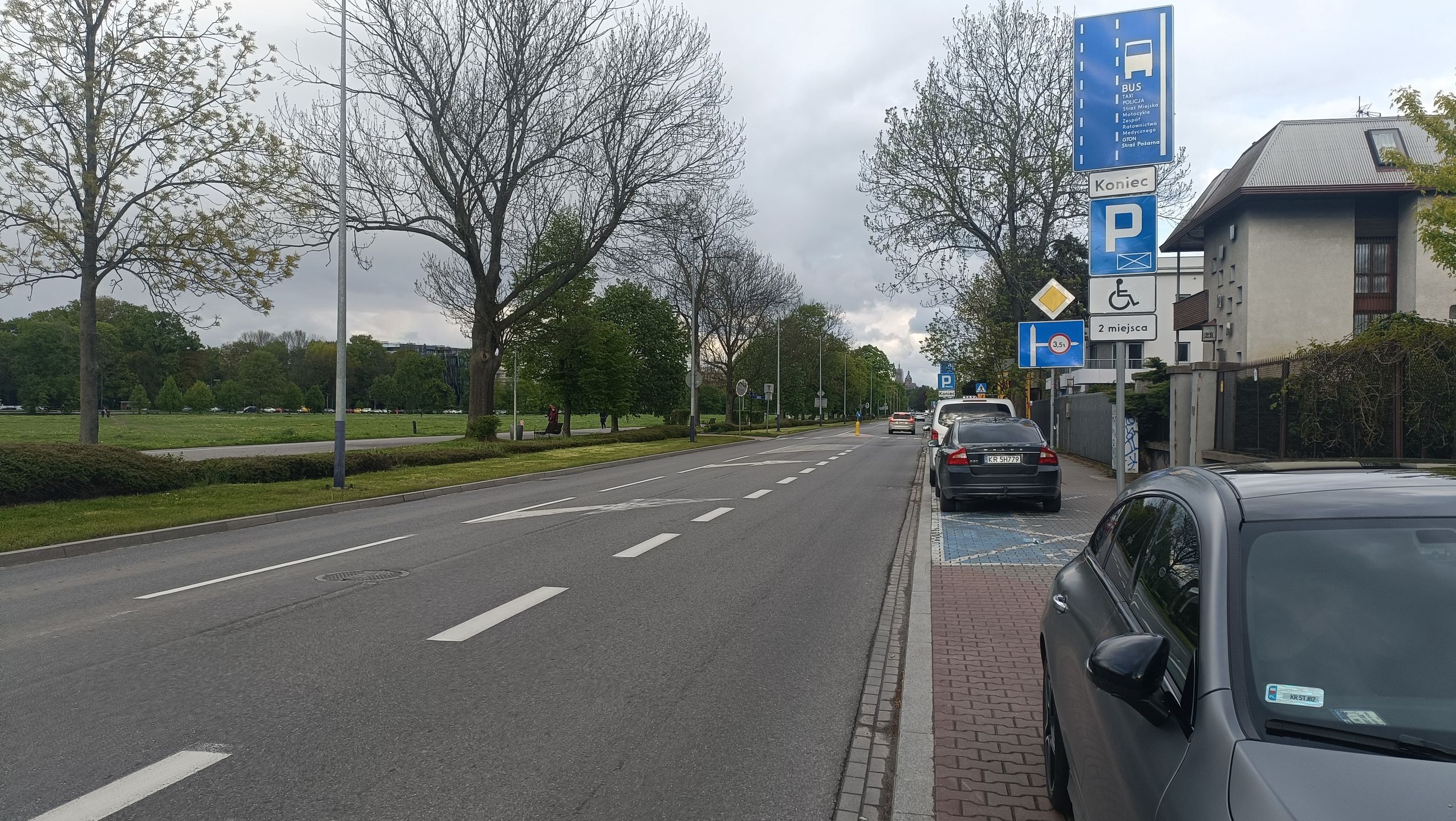 Użycie kierunkowskazu może zmylić kierowców na drodze podporządkowanej 