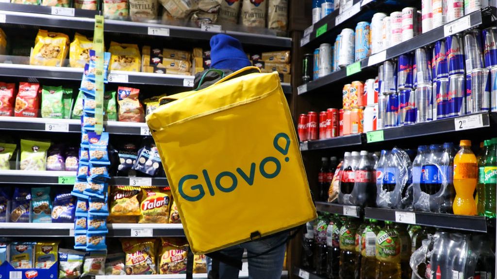 Pracownik Glovo w Biedronce