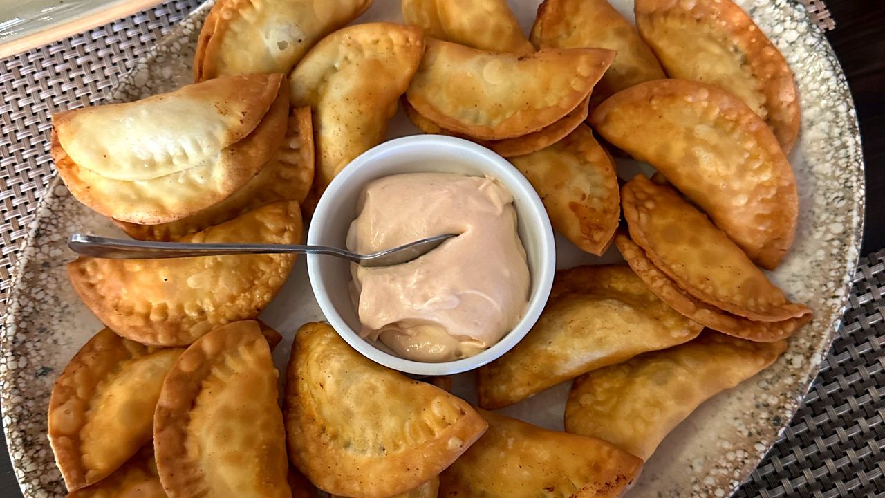 Zajadamy się aż miło, bo mają pyszne ciasto i dobrze doprawiony farsz. Żołądek cierpi