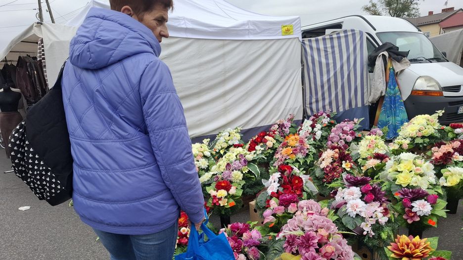 Pierwsza sobota października na targowisku miejskim. W sprzedaży wiązanki