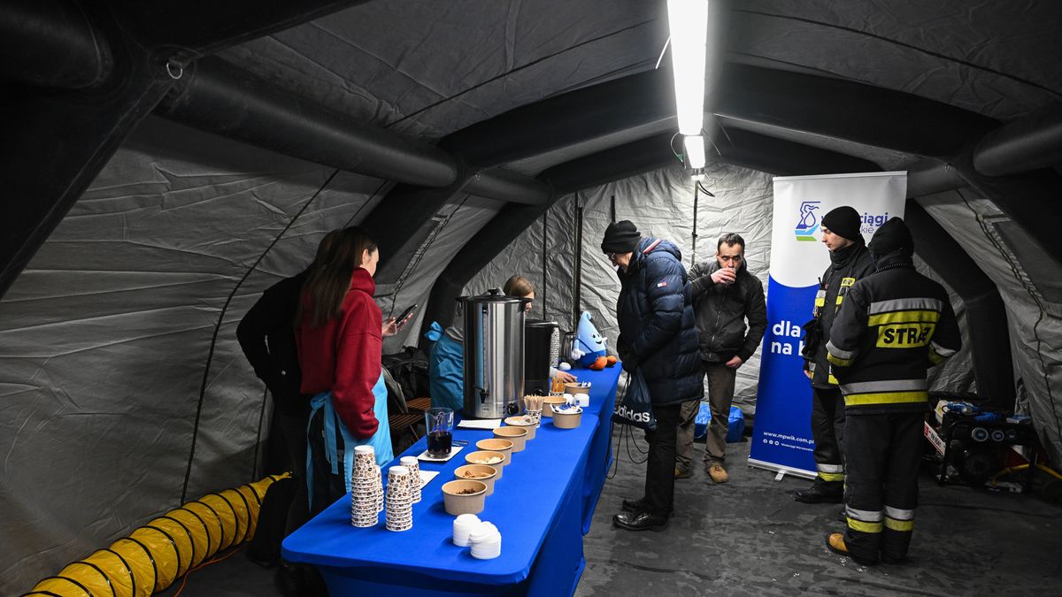 Warszawa, 31.01.2026. Ogrzewany namiot przy stacji Metro Centrum w Warszawie, 31 bm. Zgodnie z prognozami meteorologicznymi w najbliższych dniach ponownie spadnie temperatura. W związku z tym Państwowa Straż Pożarna wystawiła pięć ogrzewanych namiotów, a dzięki współpracy z Wodociągami Warszawskimi mieszkańcy będą mogli napić się tam ciepłej herbaty i kawy. (ad) PAP/Radek Pietruszka