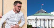 Rozsierdzony głosowaniem sejmu Antoni Pawlicki grzmi: "KURR... CO SIĘ W TYM KRAJU DZIEJE?!"