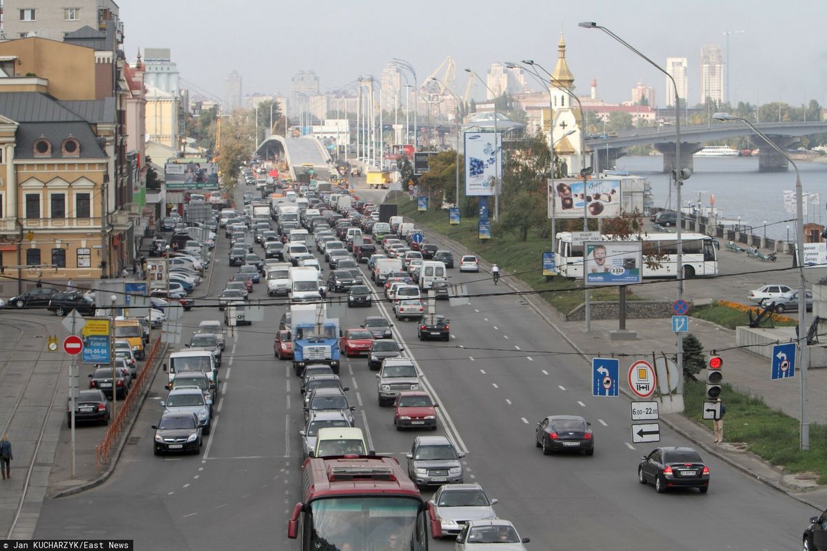 W Kijowie tworza się gigantyczne korki. Ukraińcy uciekają na zachód kraju. 