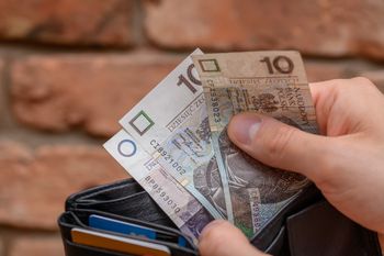 Chciała pomnożyć oszczędności, straciła 164 tys. zł. Oszuści wykorzystali ją po raz drugi