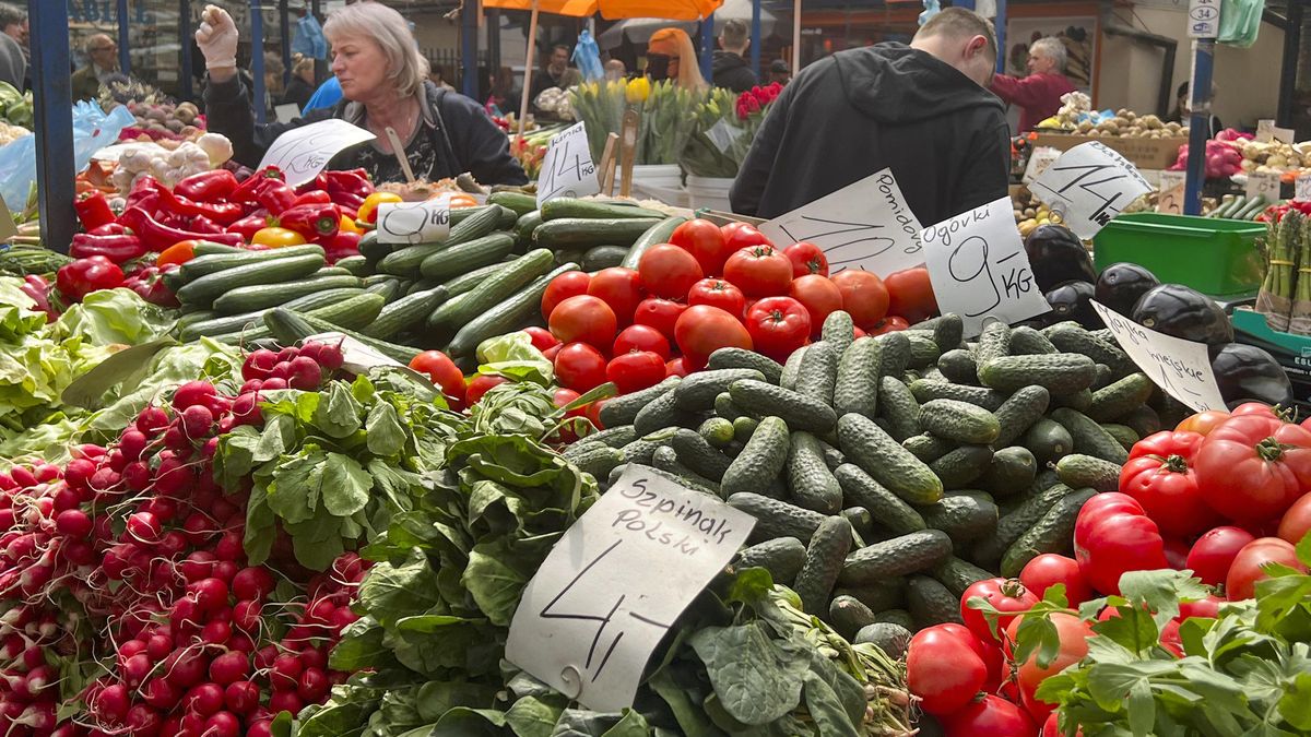 Plac Targowy Stary Kleparz
Jerzy Ocho�ski
wiosna, nowalijki, ceny, dro�yzna, inflacja, m�ode warzywa, warzywa, owoce, targ, plac, zakupy, stragany, warzywniak, bazar, targowisko, zieleniak, cena