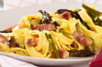 W sezonie na szparagi często robię ten makaron. Chrupiące łodygi pięknie równoważą kremowy sosik