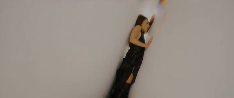 Natasza Urbańska wije się do utworu "Let me lie"