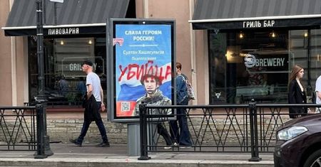 Zdjęcie z Petersburga. Dopisali jedno słowo na plakacie z żołnierzem