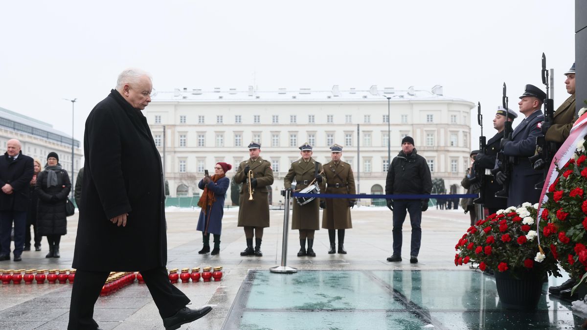 Delegacja polityków PiS z prezesem partii Jarosławem Kaczyńskim składa wieniec pod pomnikiem ofiar katastrofy smoleńskiej
