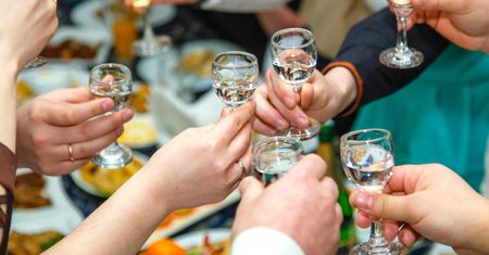 Rodzice pozwalają nastolatkom na picie alkoholu w gronie rodziny. Terapeuta komentuje