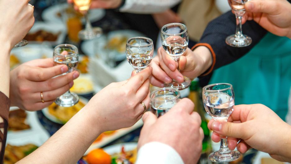 Na imprezach rodzinnych młodzież przed 18. rokiem życia często pije alkohol