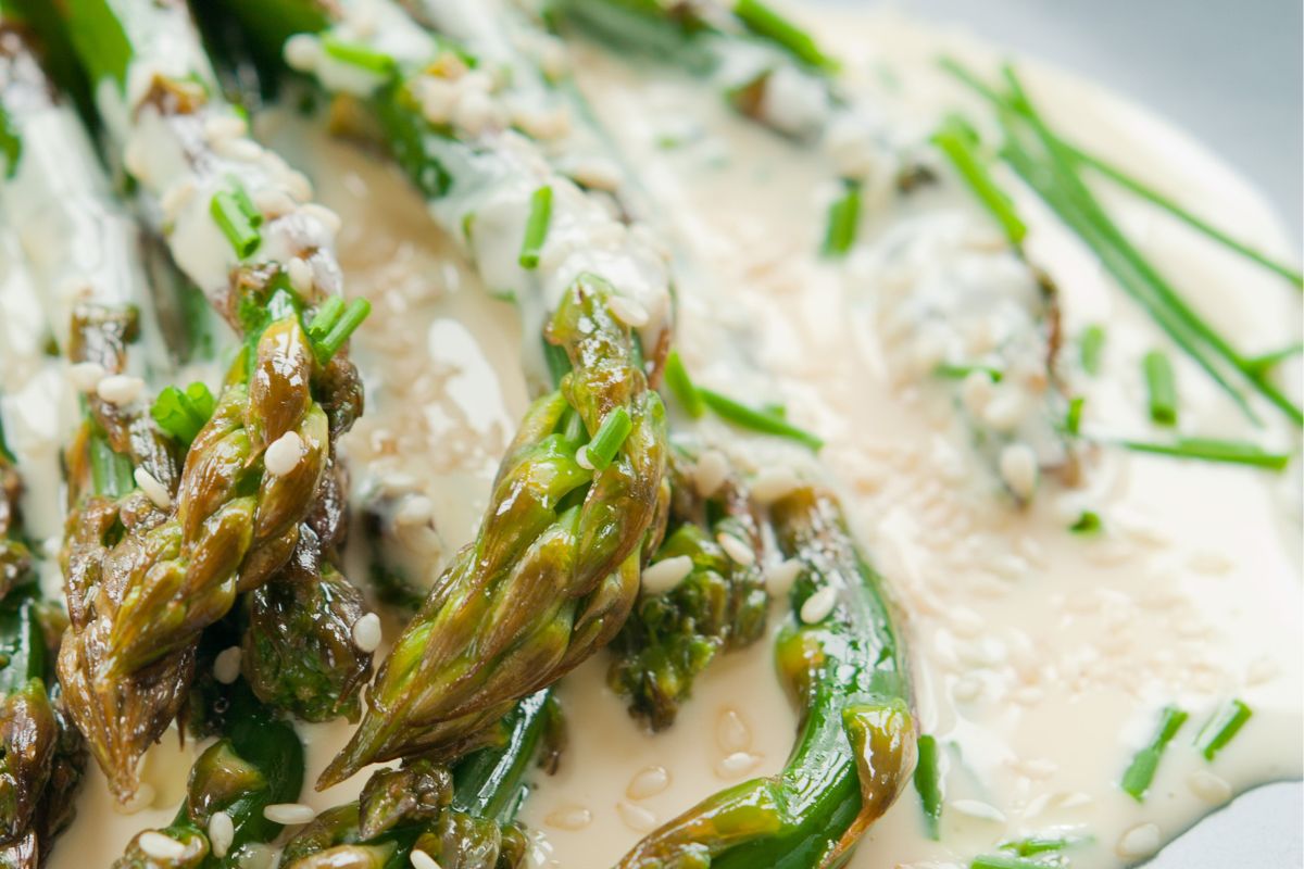 Szparagi w sosie chrzanowym zastąpią surówkę do pieczonego mięsa