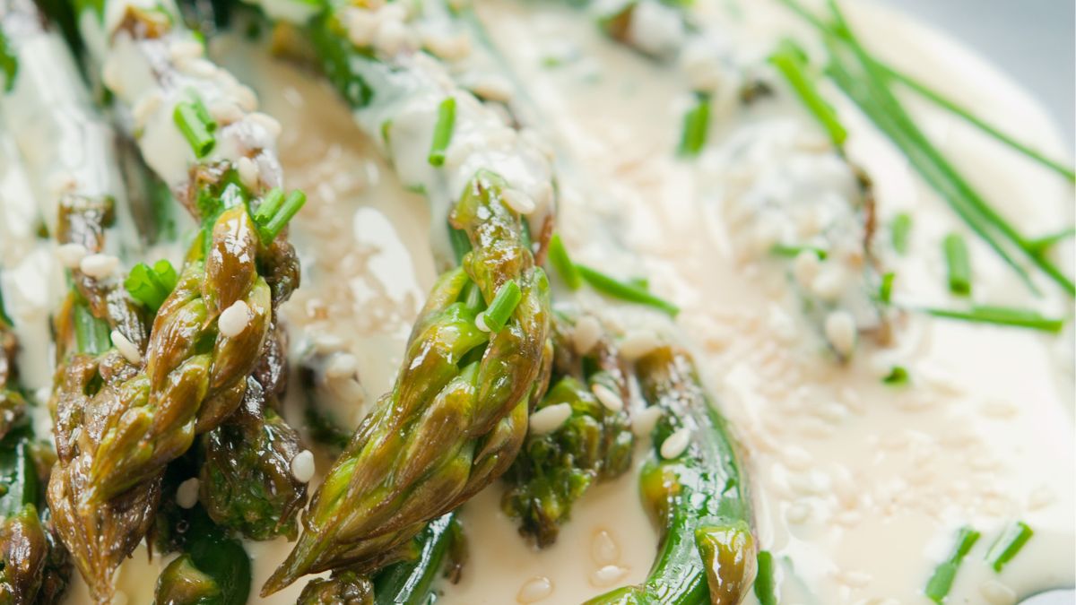 Szparagi w sosie chrzanowym zastąpią surówkę do pieczonego mięsa