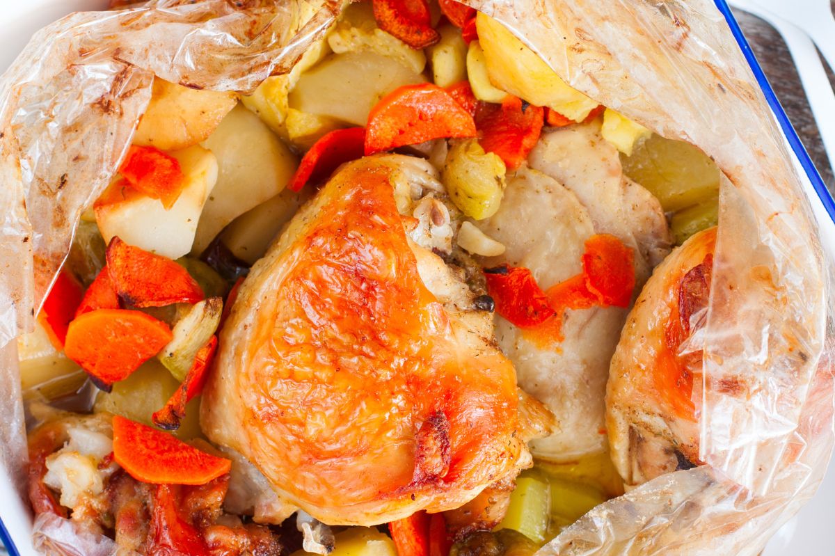 Kiedy mam mało czasu, piekę kurczaka w rękawie z warzywami