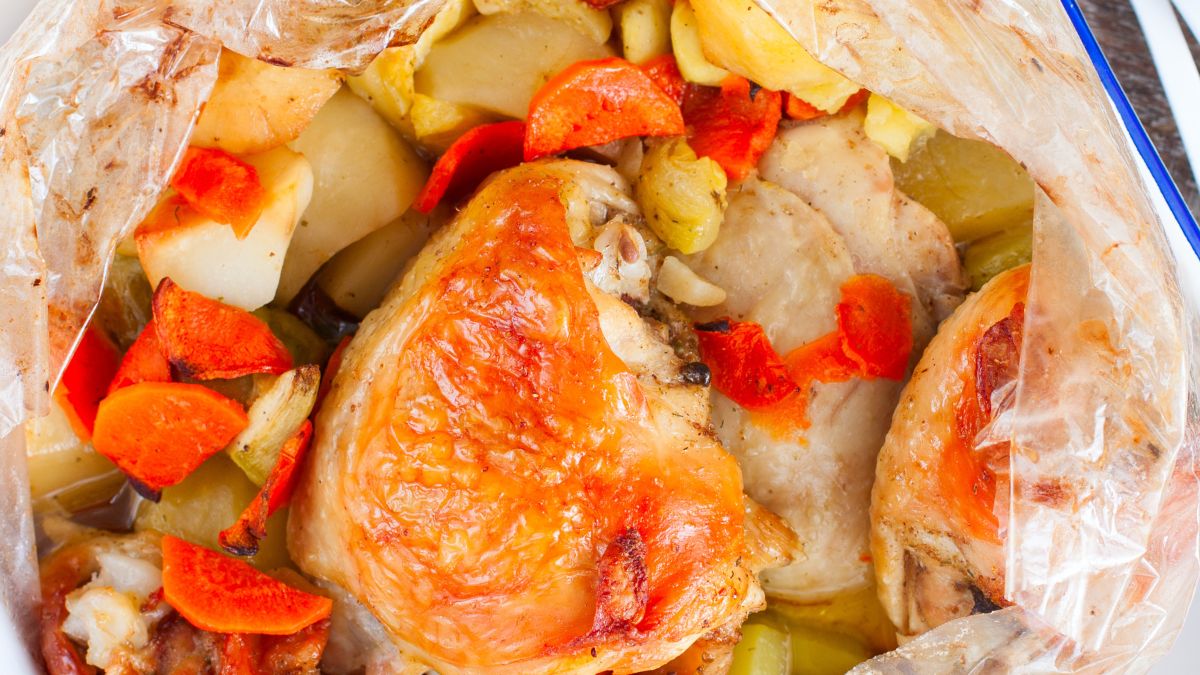 Kiedy mam mało czasu, piekę kurczaka w rękawie z warzywami