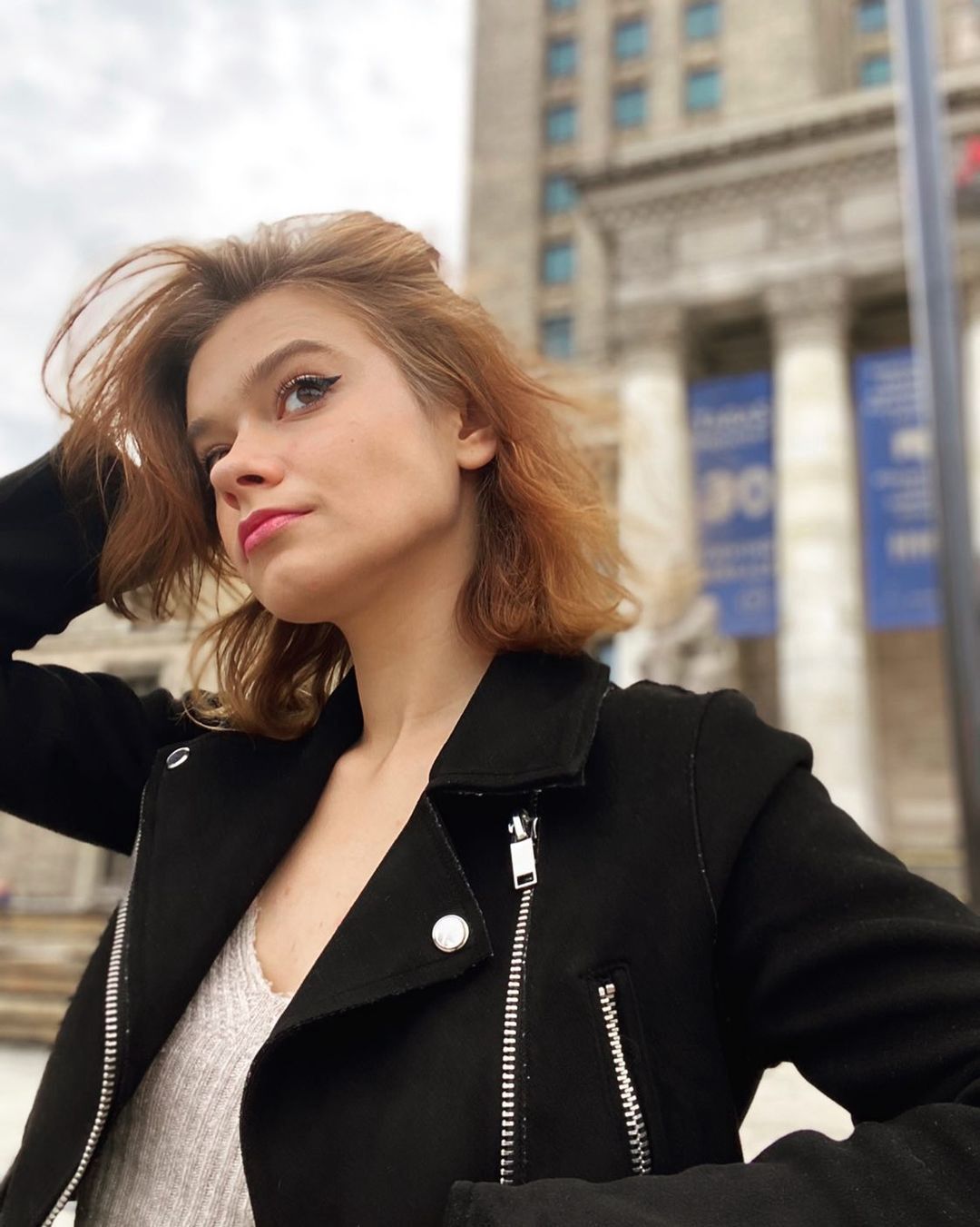 Julia Wróblewska ma nową pracę. Zdecydowała się zatrudnić w restauracji jako kelnerka 