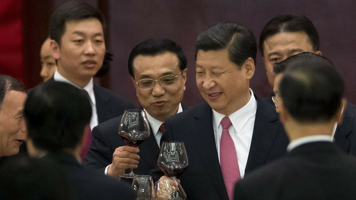 arch9
Chinese President Xi Jinping, center right, and Premier Li Keqiang, center left, toast with high-ranking Chinese officials at a dinner marking the 64th anniversary of the founding of the People's Republic of China at the Great Hall of the People in Beijing Monday, Sept. 30, 2013. The National Day is celebrated on Oct. 1. (AP Photo/Andy Wong), APTOPIX
AP