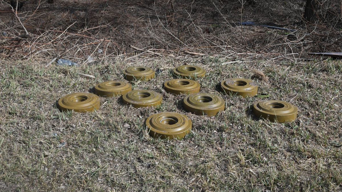 Rosyjskie miny przeciwpancerne przy drodze szybkiego ruchu do Czernihowa