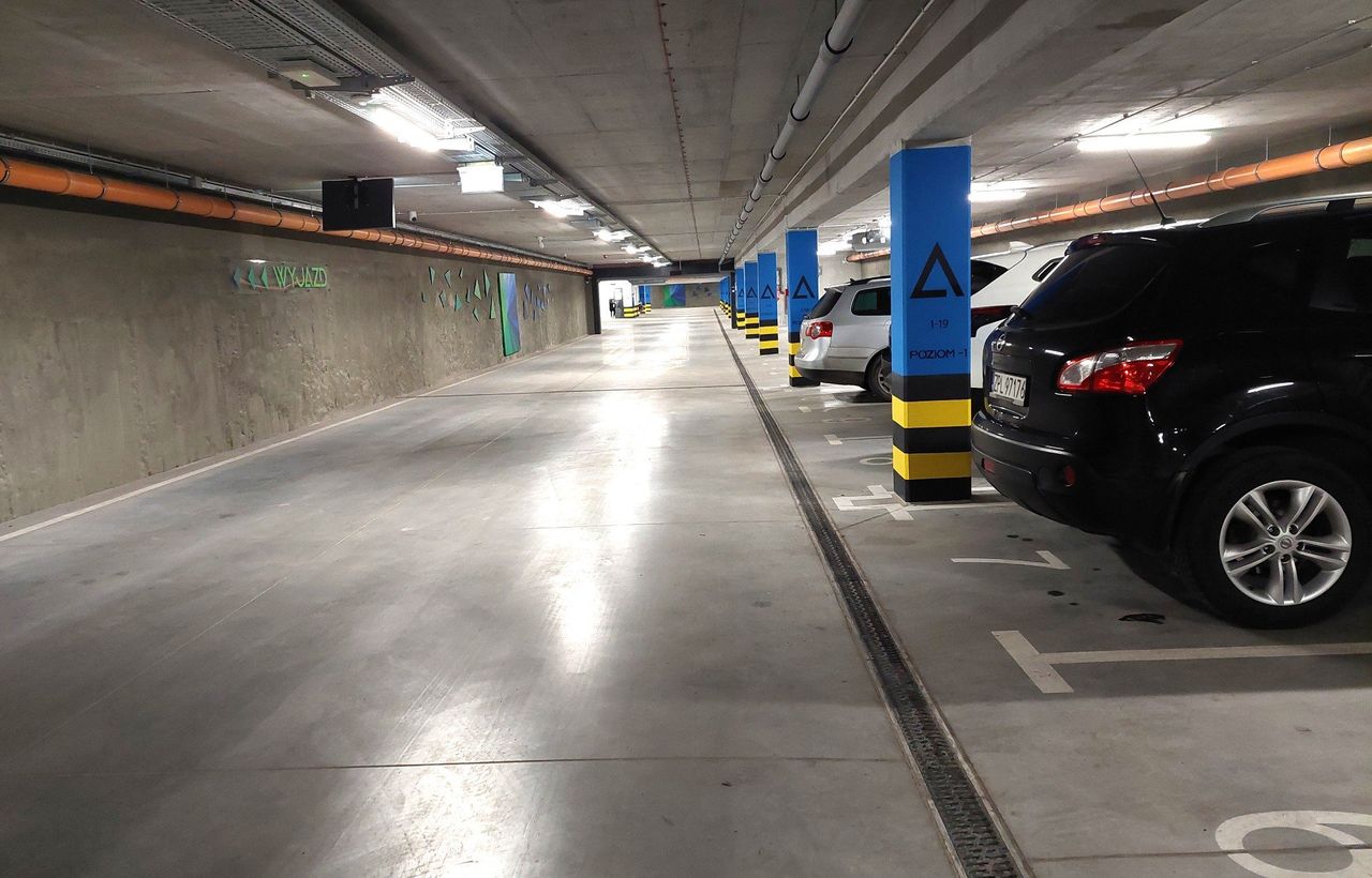 Szczecin: Kierowcy omijają nowy parkingowiec mimo dostępnych miejsc