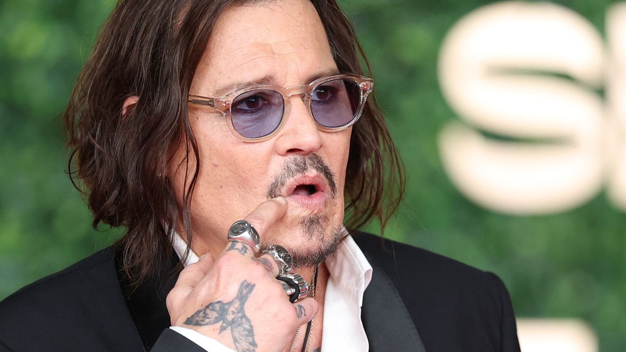 Johnny Depp przestrzega ludzi przed oszustami. Kradną jego fanom pieniądze