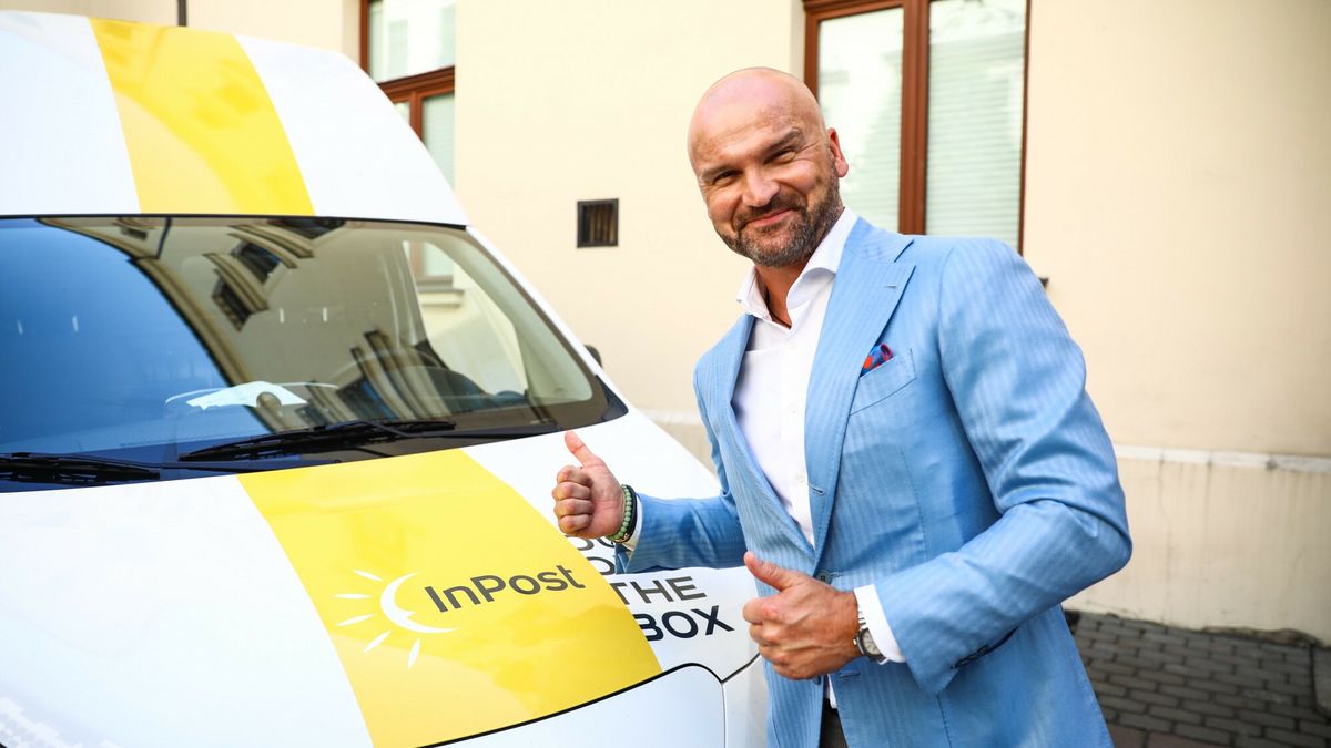 Inpost i Krak�w inauguruj? program "Green City"
21.06.2021 Krakow Urzad Miasta Krakowa . Inaugruacja programu " Green City" wspierajacego nawiazanie wspolpracy miedzy Miastem i firma InPost w celu  oferowania mieszkancom szeregu nowoczesnych uslug , ekologicznej sieci paczkomatow oraz dzialania na rzecz poprawy jaksci powierza i ochrony klimatu .  N/z Rafal Brzoska - prezes InPost fot. Beata Zawrzel/REPORTER
Beata Zawrzel/REPORTER