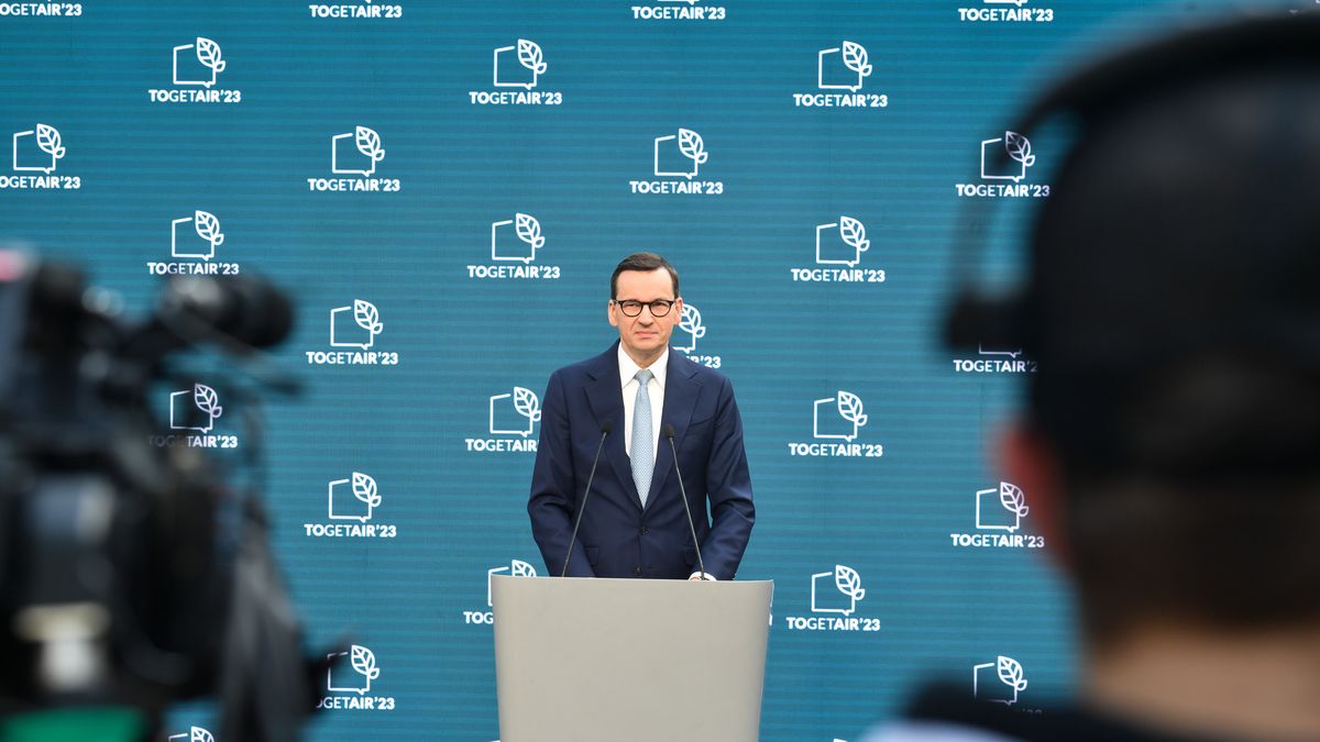 Warszawa, 20.04.2023. Premier Mateusz Morawiecki przemawia podczas IV edycji Szczytu Klimatycznego TOGETAIR w Bibliotece Uniwersytetu Warszawskiego, 20 bm. W trakcie wydarzenia omawiane są kwestie zmian klimatycznych, sprawiedliwej transformacji oraz działań na rzecz poprawy jakości powietrza i walki ze smogiem. (amb) PAP/Andrzej Lange