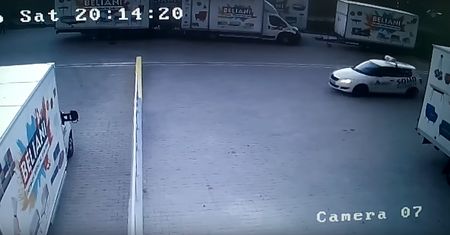 Ochroniarz przelatuje samochodem przez krawężnik