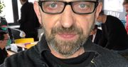 Janusz Chabior zaniepokoił fanów zdjęciem ze szpitalnego łóżka. Aktor jest już po operacji
