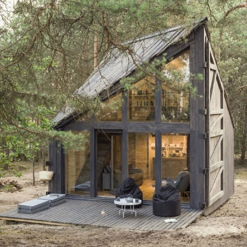 "Bookworm cabin", czyli chatka dla moli książkowych. Zaskakujący projekt pod Warszawą