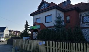 Przy Żabce wyrósł "płotowy labirynt". Bo obok przedszkole. Ale w okolicy jest więcej niespodzianek