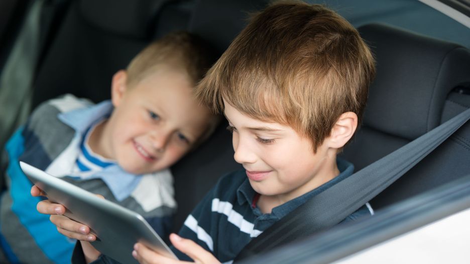 Poręczny tablet to dobry prezent na urodziny lub nadchodzące komunie