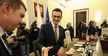 Pierwsze posiedzenie Rady Ministrów. Kamera Polsatu nakryła "złodzieja" jabłek