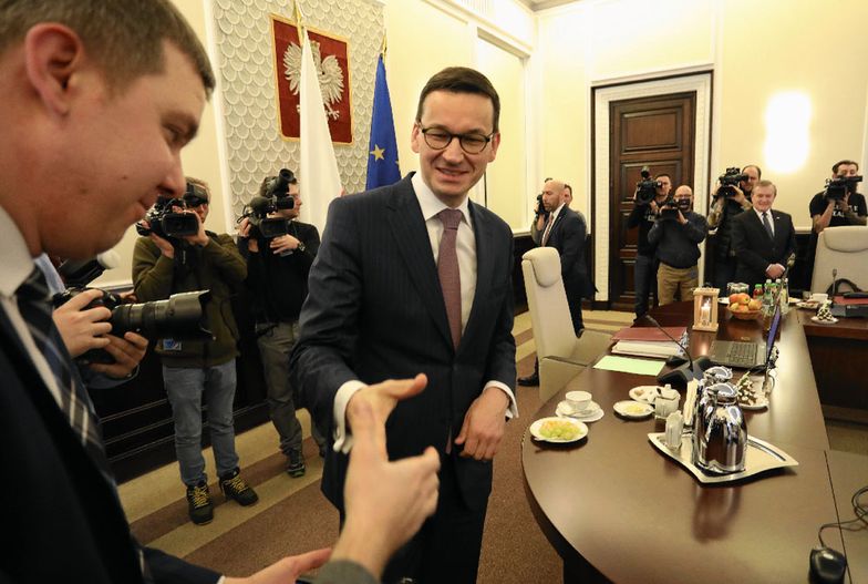 Pierwsze posiedzenie Rady Ministrów. Kamera Polsatu nakryła "złodzieja" jabłek