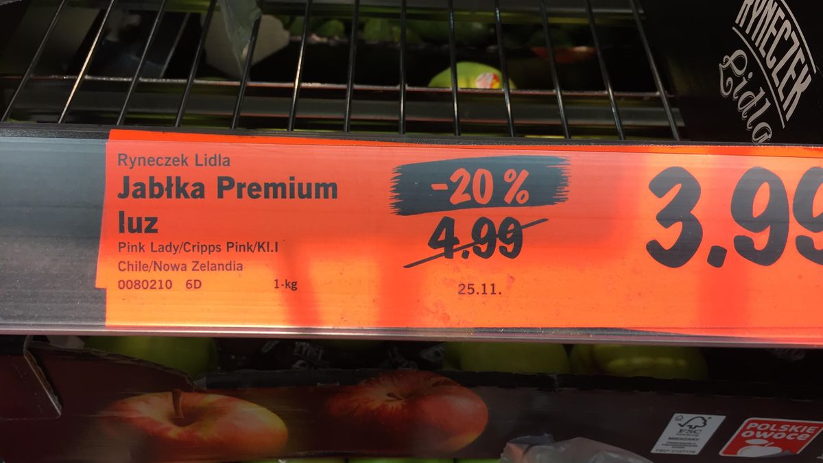Promocyjne ceny jabłek to częsty widok w sklepach