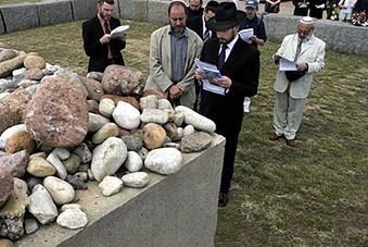 Żydzi chcą zmiany napisu na pomniku w Jedwabnem