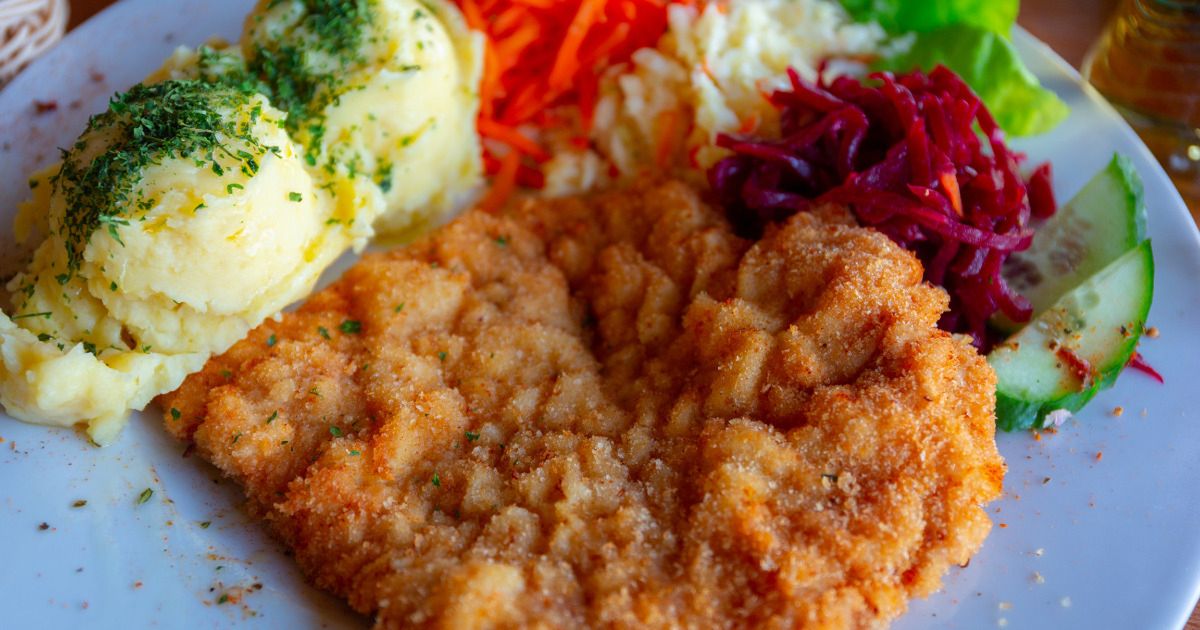 Schabowe wyjdą chrupiące i soczyste. Wystarczy, że dodasz do panierki inną mąkę