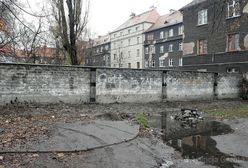 Mieszkańcy kamienicy z Zabrza stawiają mur. Mają dosyć Romów