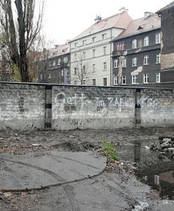 Mieszkańcy kamienicy z Zabrza stawiają mur. Mają dosyć Romów