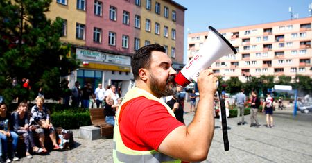 Marsz Równości w Zabrzu. Przyszedł sam organizator, wokół niego kilkudziesięciu policjantów