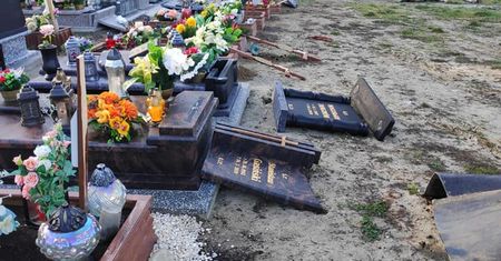 Zabrze. Nieznani sprawcy zdewastowali groby. Parafianie oburzeni