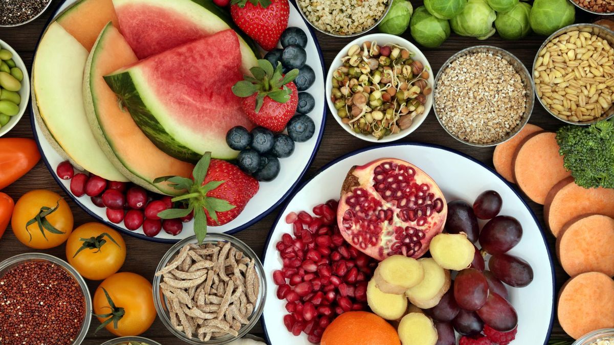 Witaminy rozpuszczalne w wodzie znajdują się w warzywach, owocach, produktach pełnoziarnistych i mięsie.