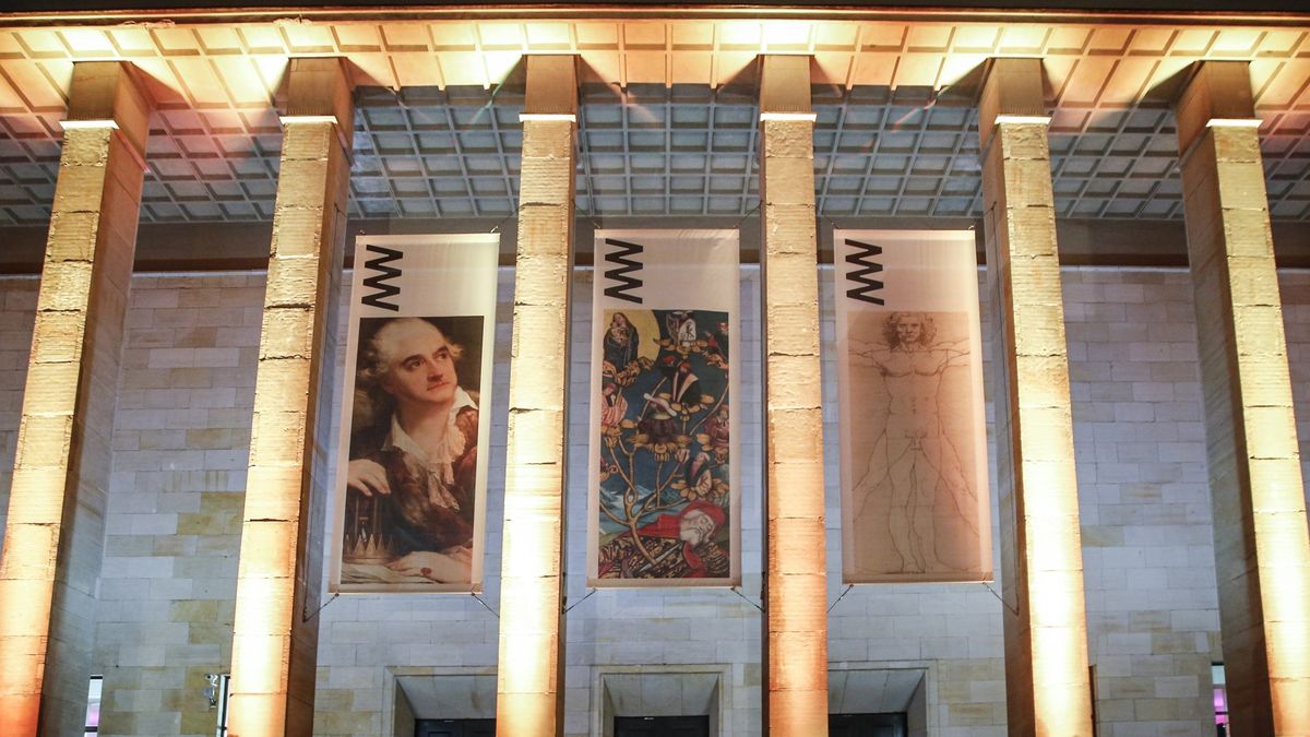 "Pani" w Muzeum Narodowym  Kolacja z lampką szampana w Muzeum Narodowym? Czemu nie?! Mariaż sztuki wysokiej z branżą hotelarską stał się faktem. W warszawskim Muzeum Narodowym odbyła się uroczysta kolacja serwowana przez mistrzów sztuki kulinarnej. Menu przygotował Karol Okrasa, a wśród znamienitych gości pojawiła się& "Pani". Ekskluzywny magazyn dla kobiet jest jednym z najstarszych tytułów na rynku wydawniczym na łamach, którego znaleźć można ciekawe reportaże, felietony, nowości ze świata mody i urody, a także artykuły z dziedziny psychologii i zdrowia. Wśród reprezentantów miesięcznika nie zabrakło Macieja Brzozowskiego dyrektora PR grupy Bauer, Izabeli Sarneckiej, dyrektora biura reklamy grupy Bauer, Moniki Stukonis redaktor naczelnej magazynu "Pani" oraz przyjaciół, związanych ze światem mody - Katarzyny Sokołowskiej reżyserki pokazów mody oraz duetu MMC -Ilony Majer i Rafała Michalaka.